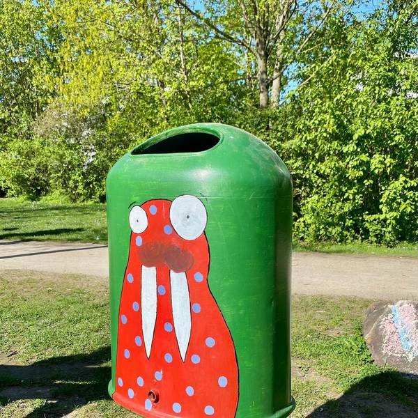20220420-bru-hoeb-bunte-muelleimer5