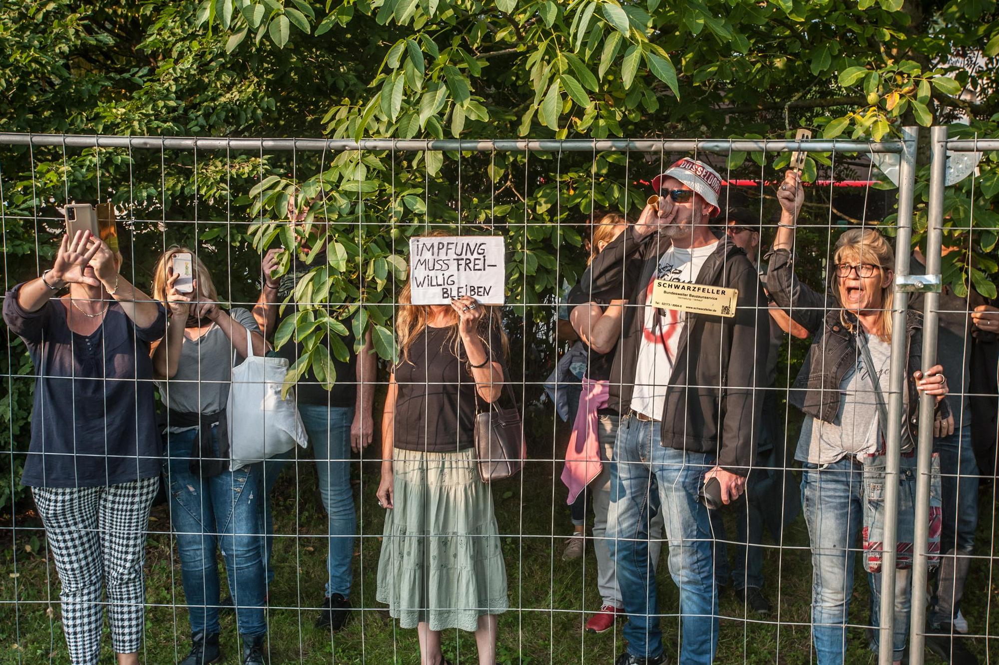 serap_gueler_jens-spahn_Leverkusen08232021ALF_8382