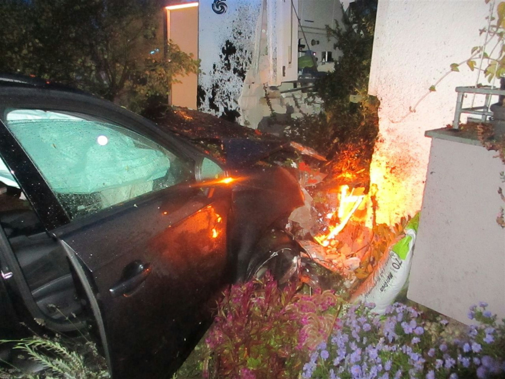Auto fährt in Haus 2 041021