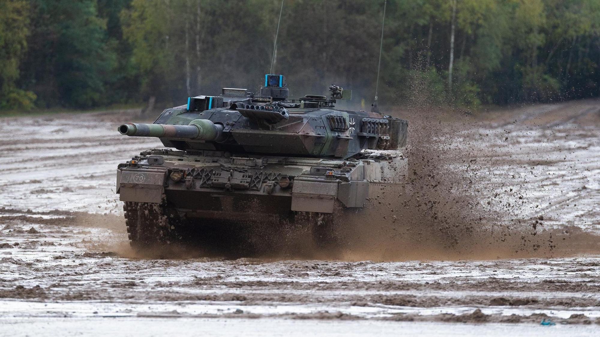 Ein Leopard Panzer fährt durch Wasser.
