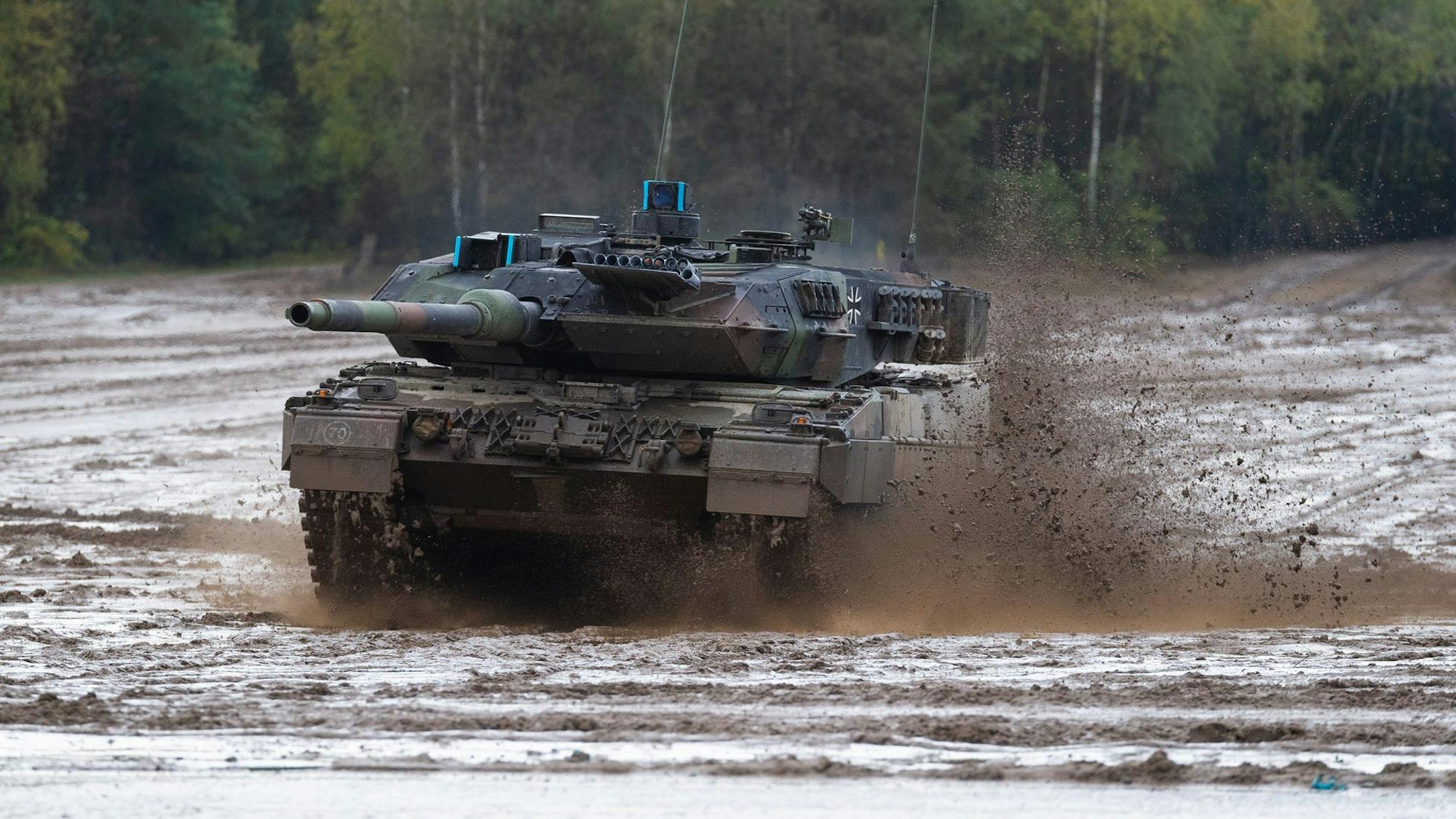 Ein Leopard Panzer fährt durch Wasser.