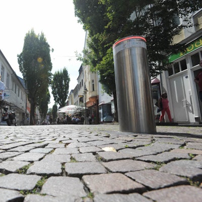 Das Foto zeigt eine Straße mit zwei versenkbaren Pollern im Vordergrund.