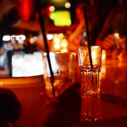 Gläser-stehen-auf-einer-Bar