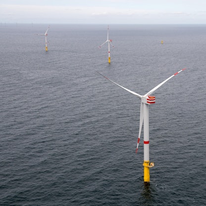 Windräder eines Offshore-Windparks