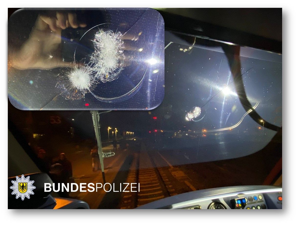 BPol Bahn Steinwurf