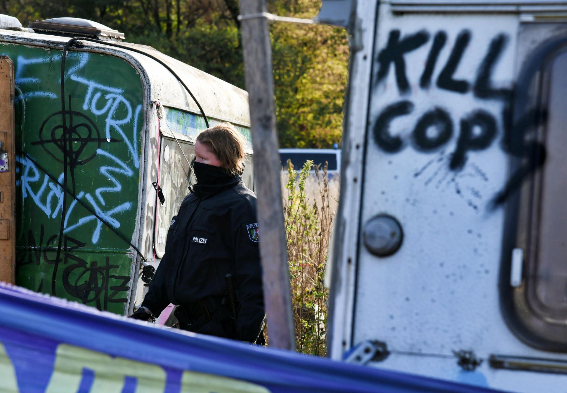 Polizistin in einem Hambacher Aktivistencamp
