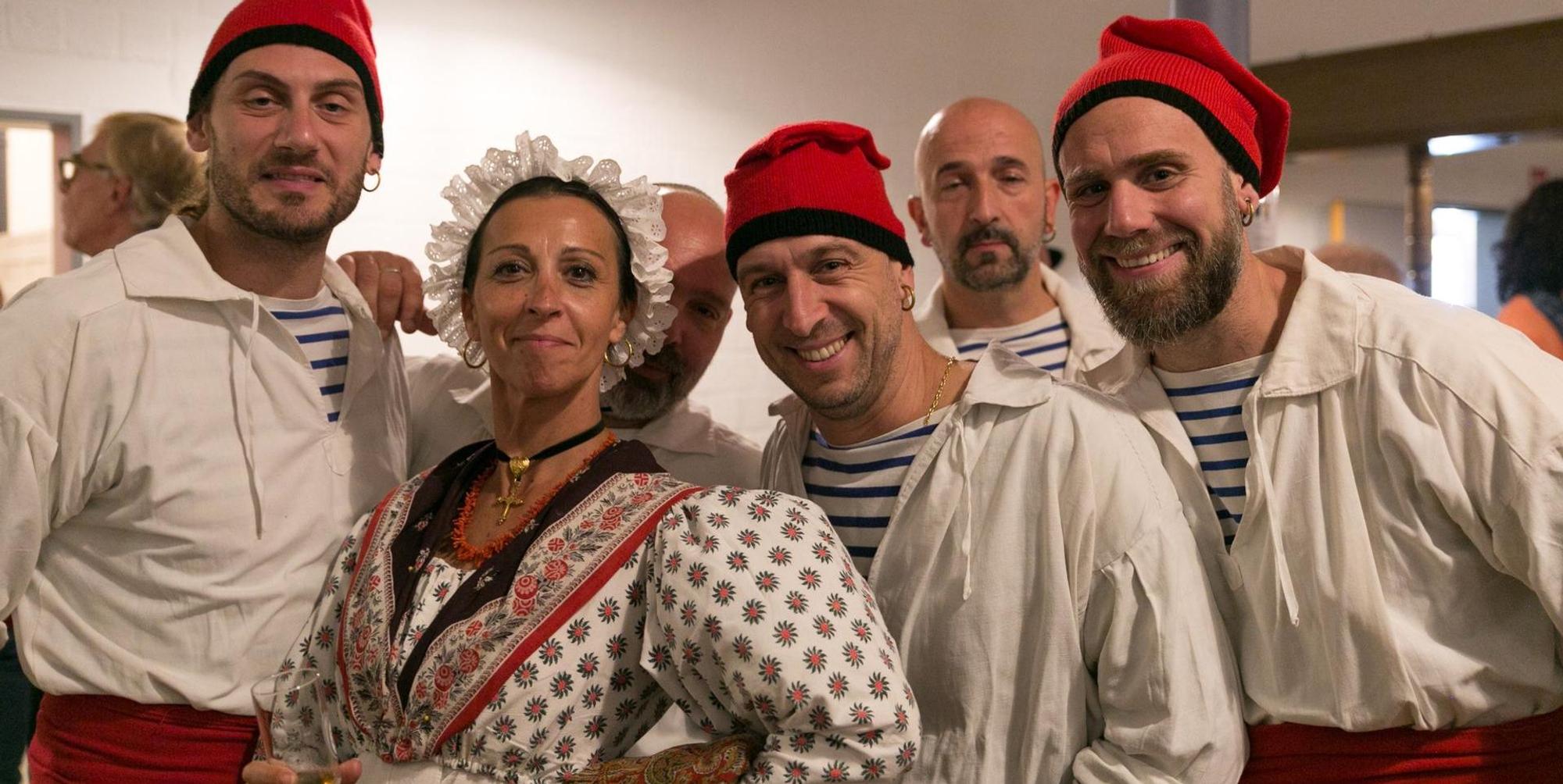 Die Folkloregruppe Le Grihet aus Plan-de-Cuques trägt traditionelle Kleidung: Rote Kopfbedeckungen und weiße Hemden.