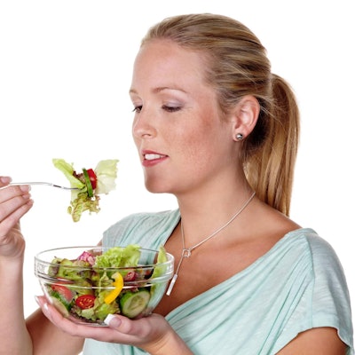 Frau_ißt_Salat_aus_einer_Schüssel