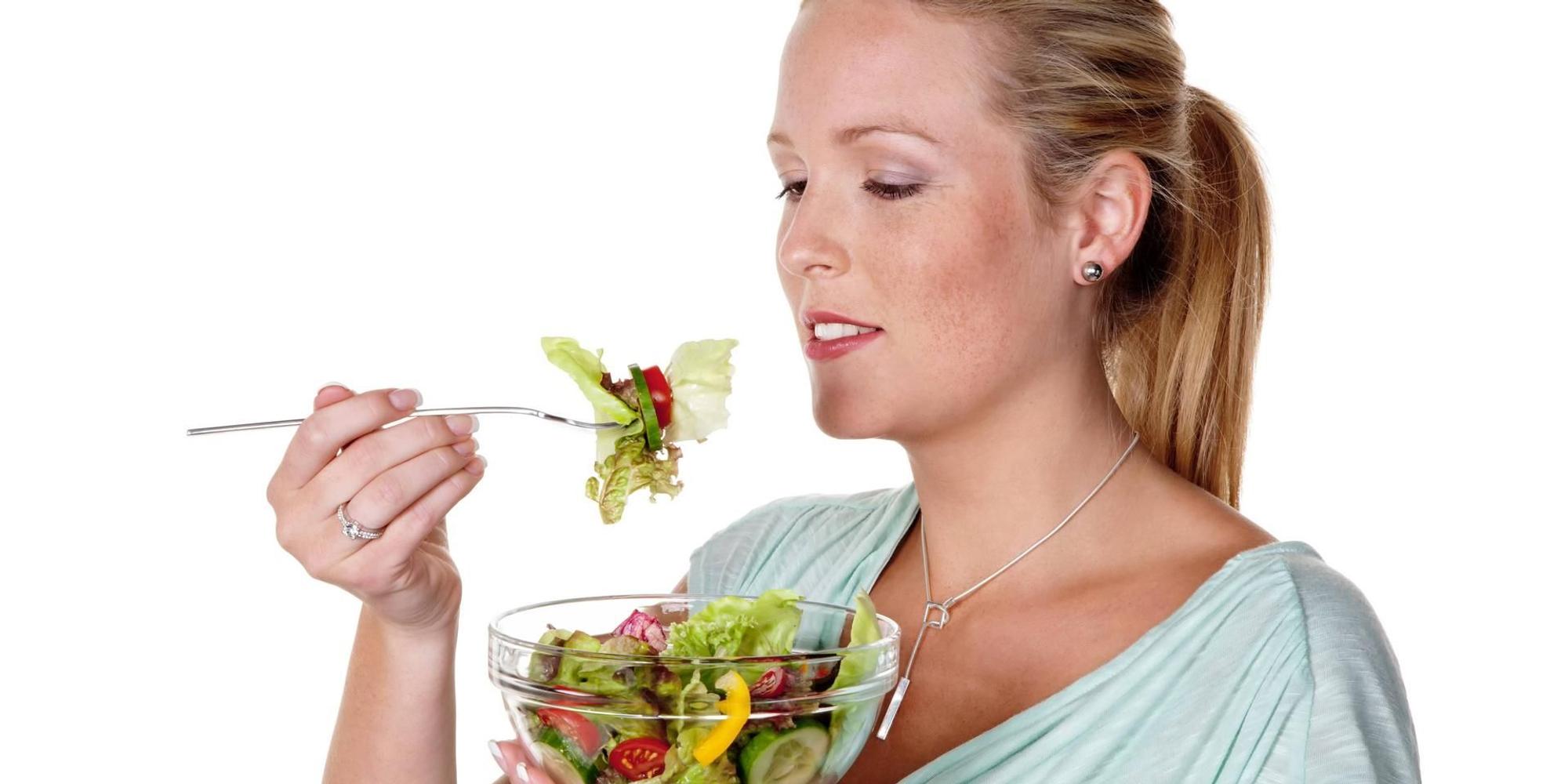 Frau_ißt_Salat_aus_einer_Schüssel