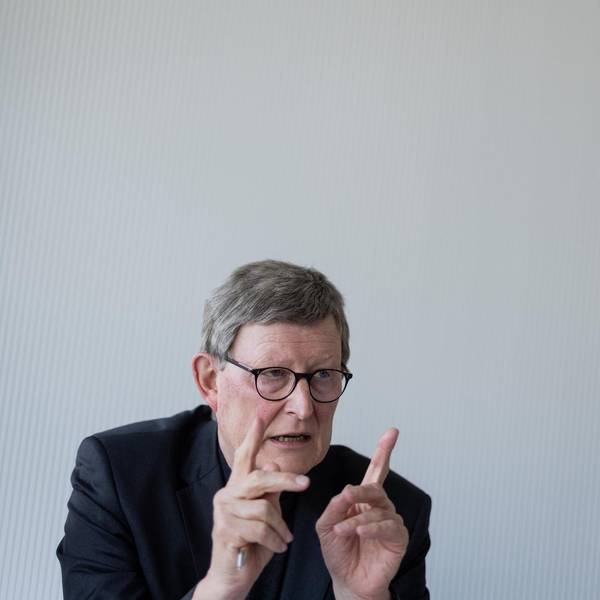 Kardinal Woelki zeigt mit dem Finger