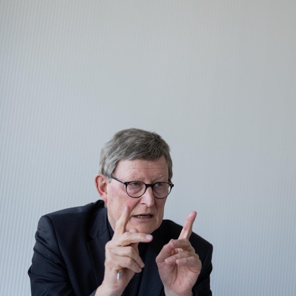 Kardinal Woelki zeigt mit dem Finger