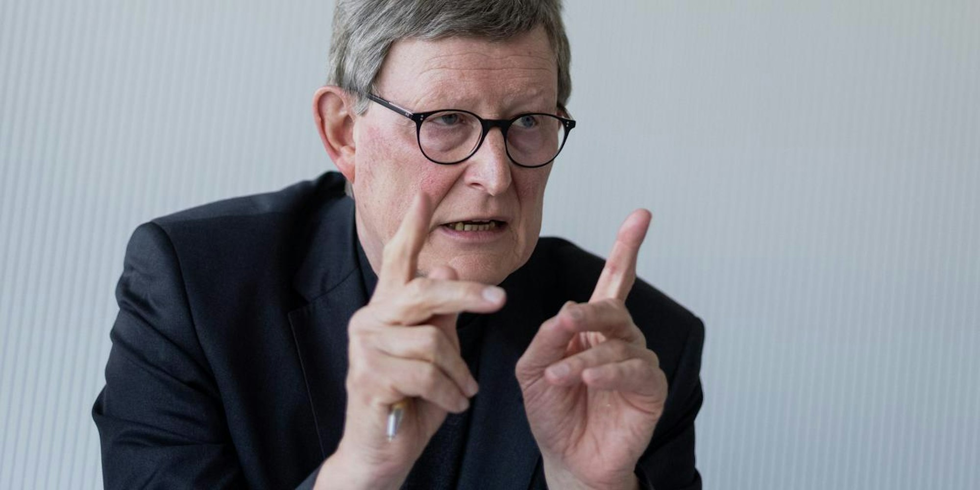 Kardinal Woelki zeigt mit dem Finger