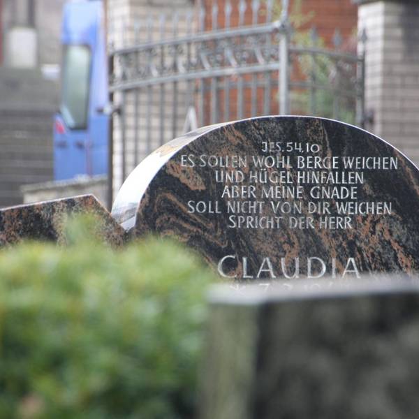 Der Grabstein von Claudia Otto.