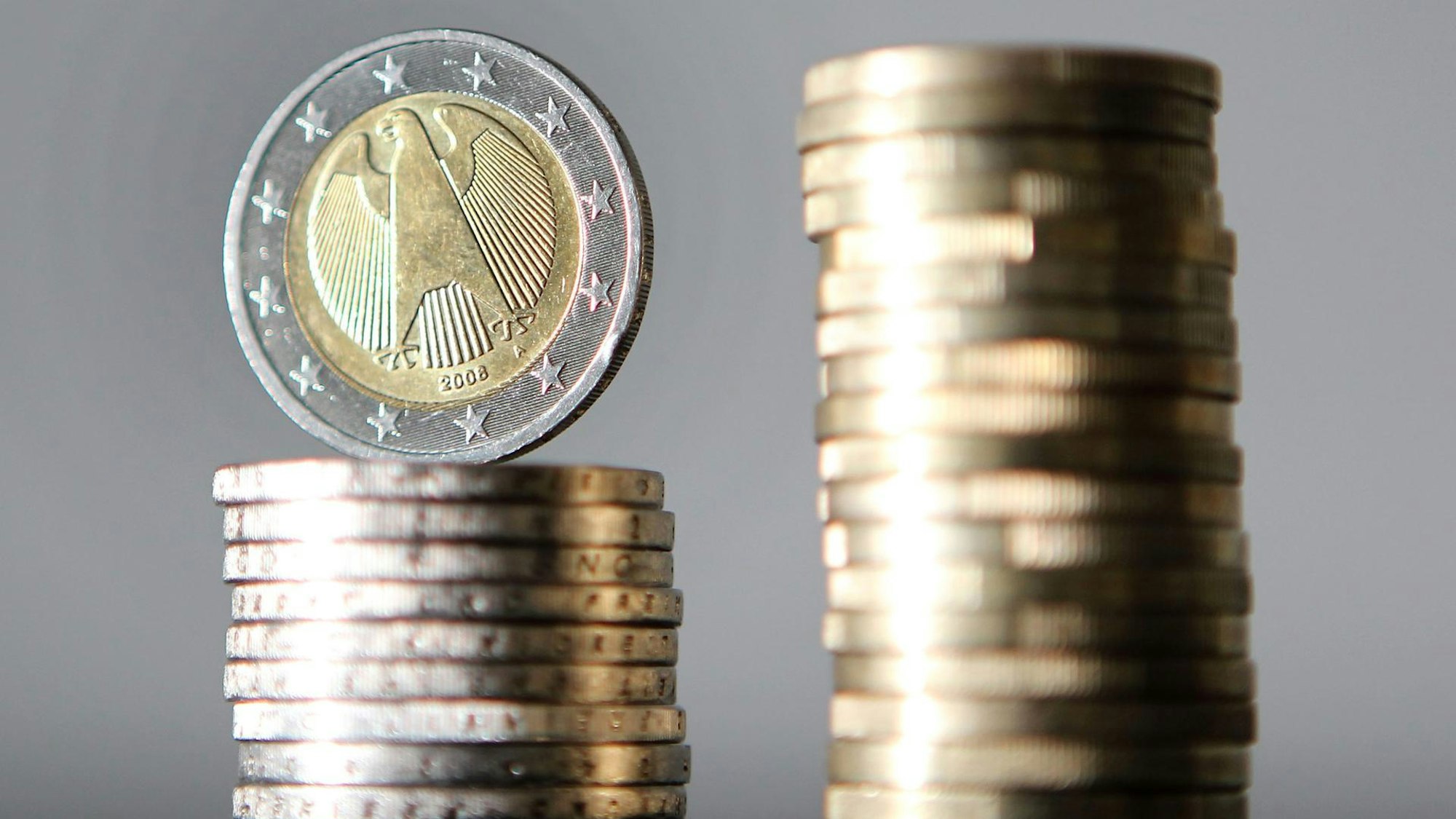 Münzen liegen gestapelt auf einem Tisch.