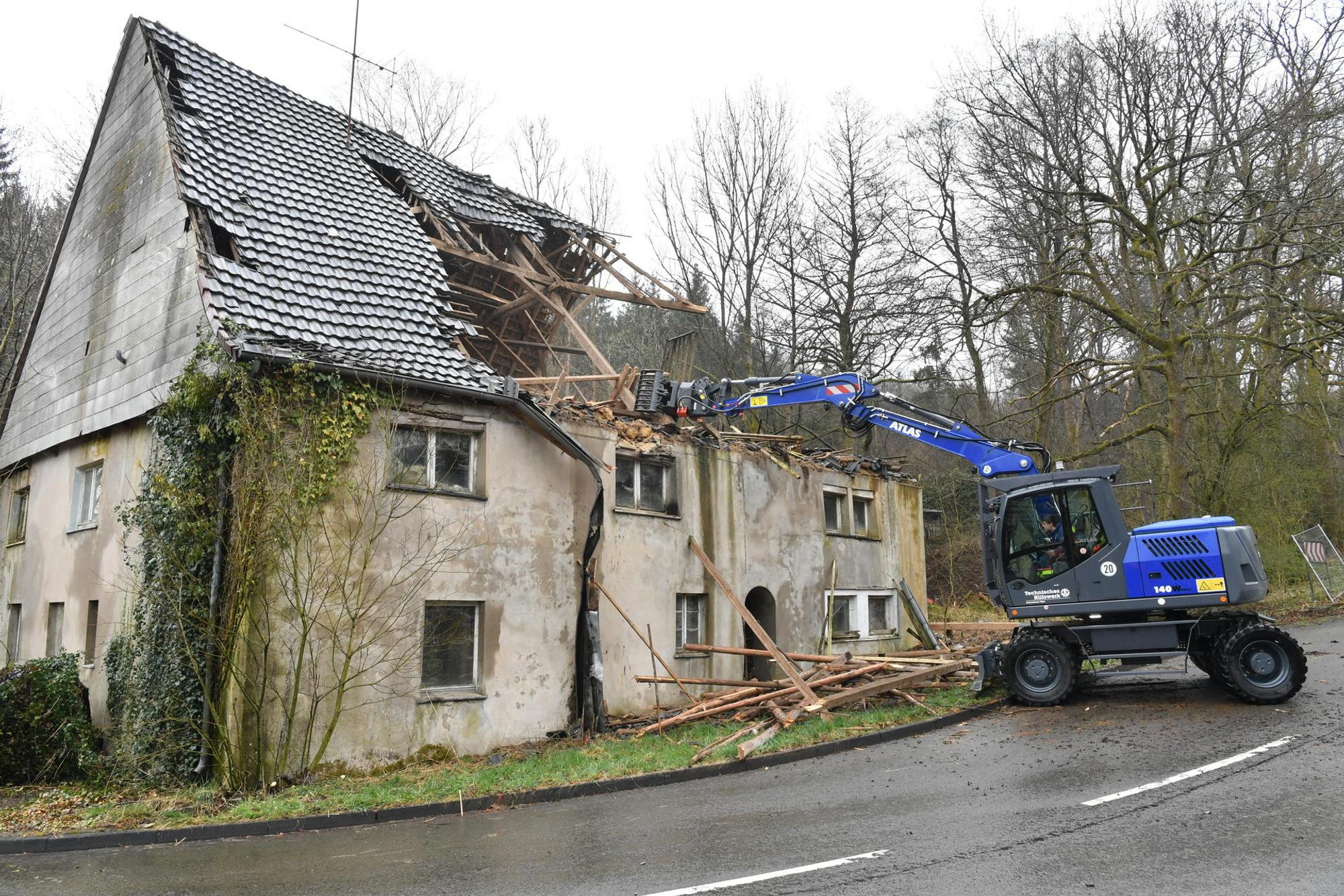 20220331_OWN_Abbruch+haus+schlieper+niederklüppelberg+durch+THW_OWL_7083-