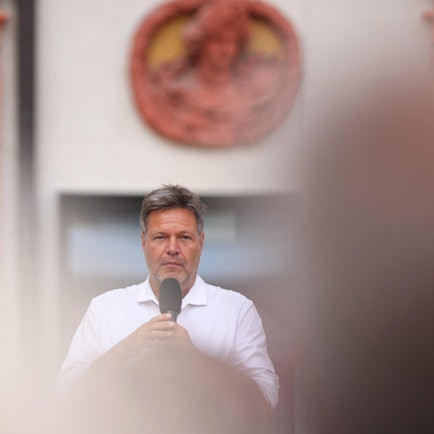 Habeck Bayreuth dpa 290722_1