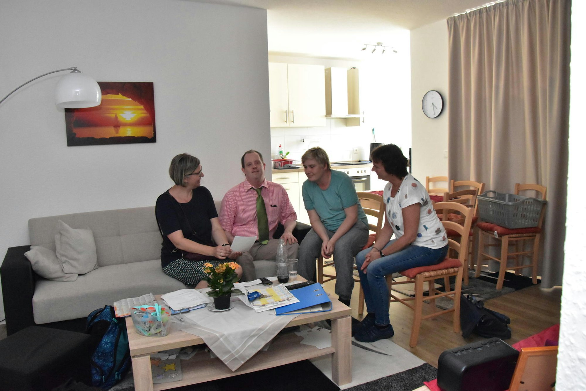 Sven Klinkhammer mit (v.l.) Tanja Cakir-Dittrich, Anja Sauer und Petra Heuser