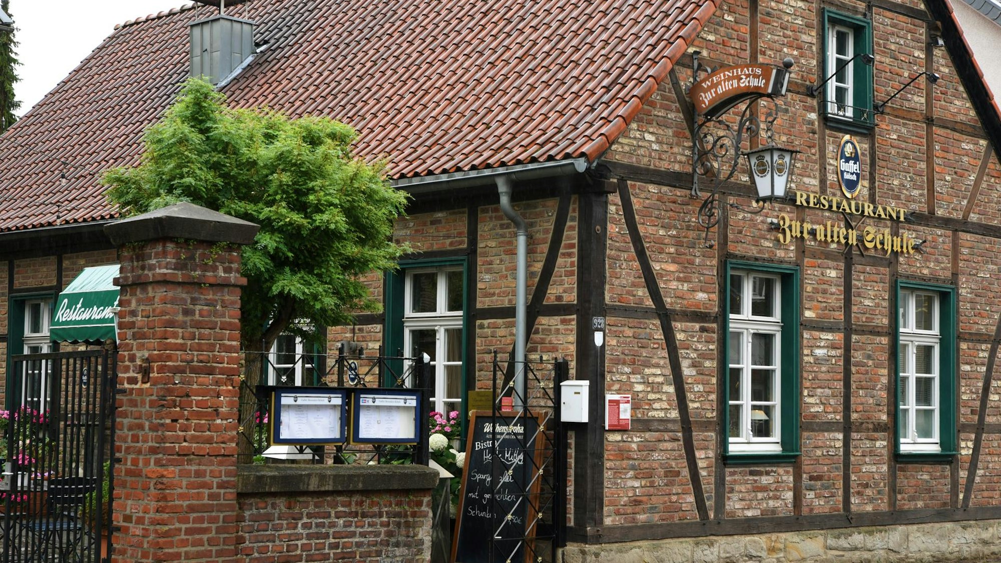 Das Restaurant Zur alten Schule bewohnt ein altes Fachwerkhaus.