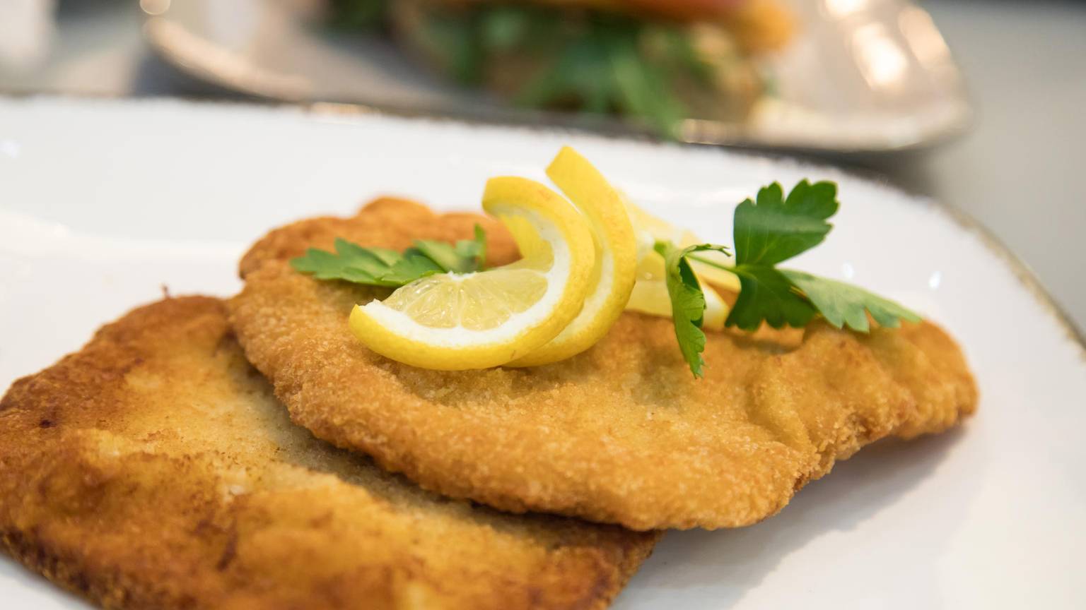 Ein Schnitzel auf dem Teller