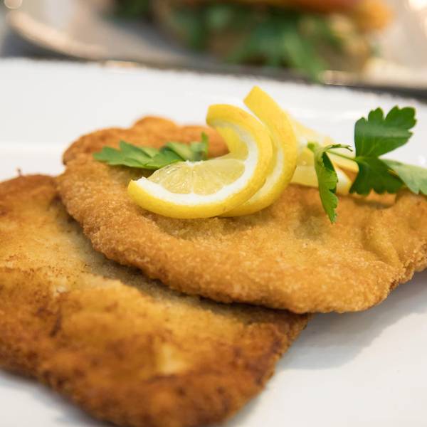Ein Schnitzel auf dem Teller