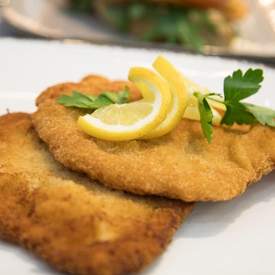 Ein Schnitzel auf dem Teller