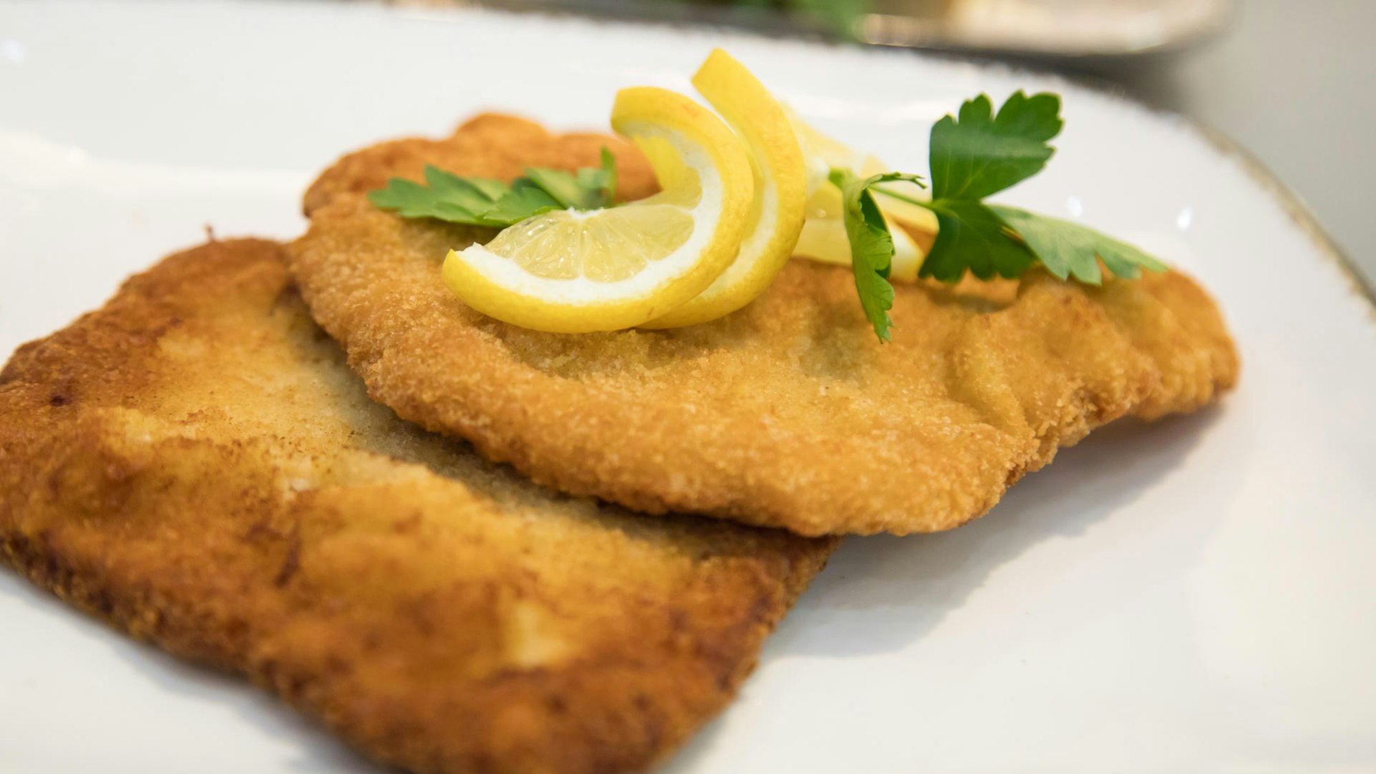 Ein Schnitzel auf dem Teller