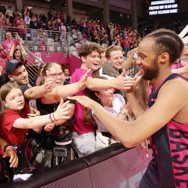 PJC mit Fans JW9120220608POHF52857