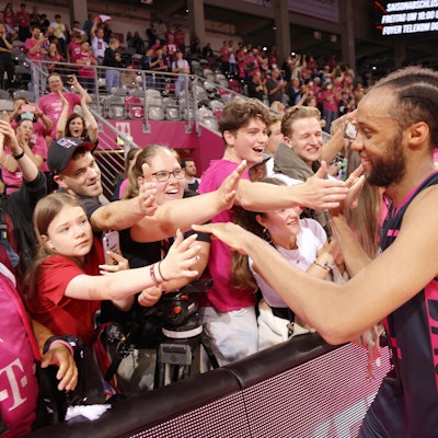 PJC mit Fans JW9120220608POHF52857