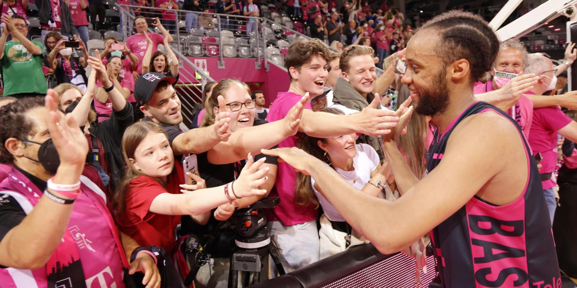 PJC mit Fans JW9120220608POHF52857