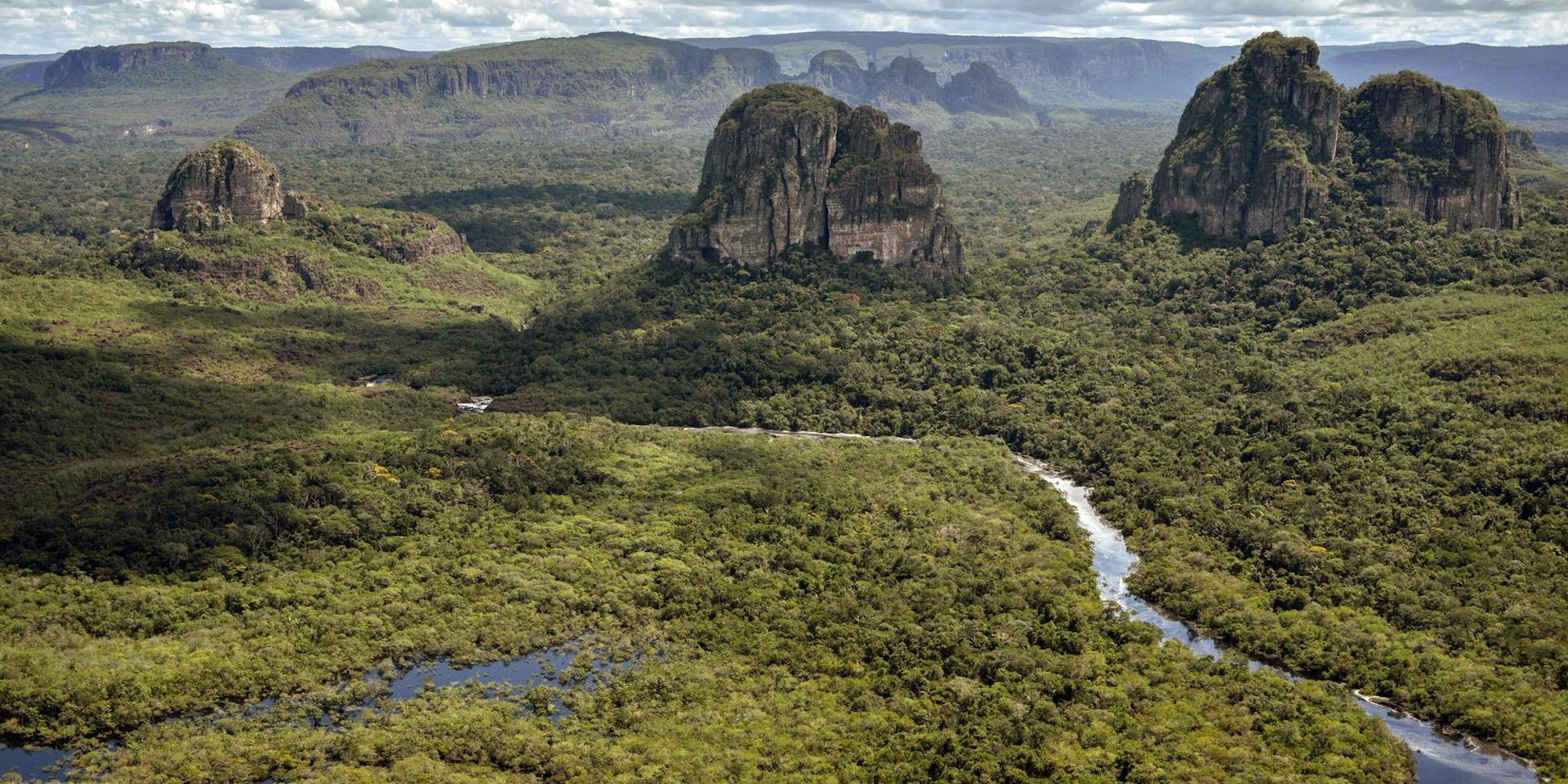 Chiribiquete Kolumbien größter Tropenwald-Nationalpark Berge u Fluß