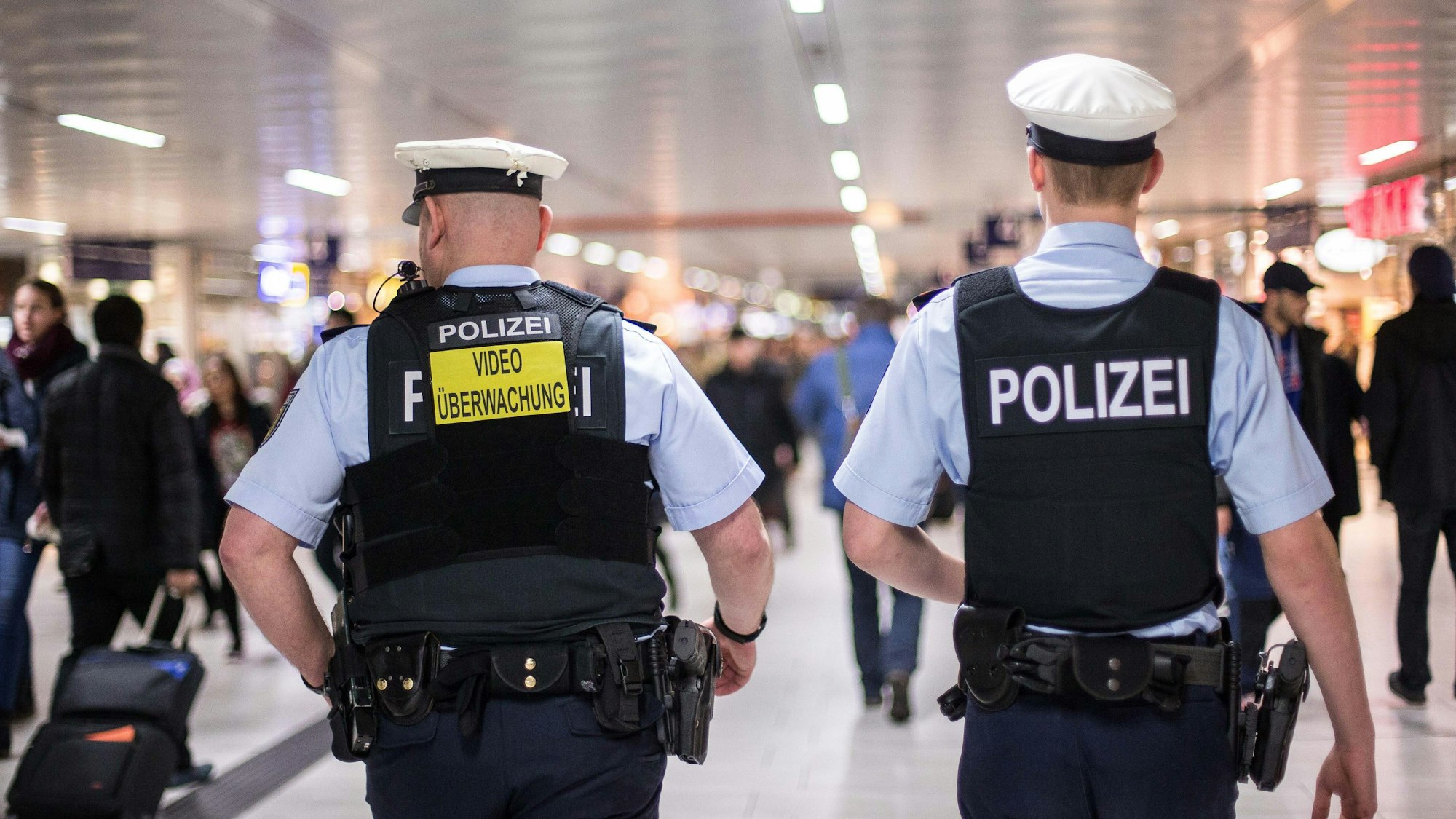 Polizisten im Kölner Hauptbahnhof. (Symbolbild)
