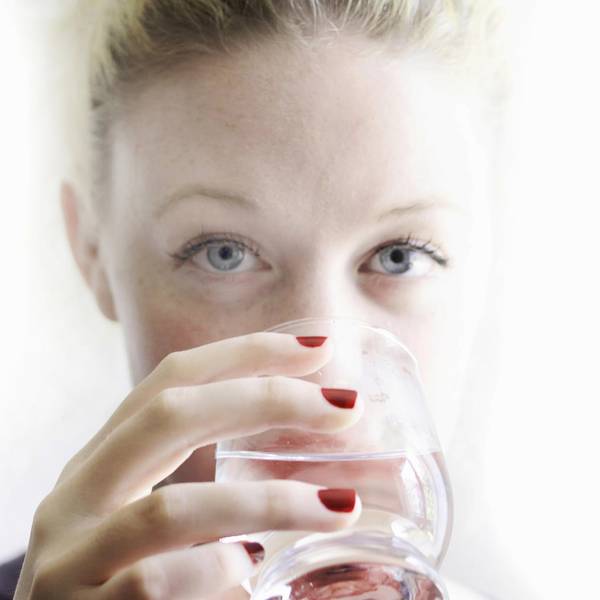 Getty Images Frau trinkt aus Wasserglas