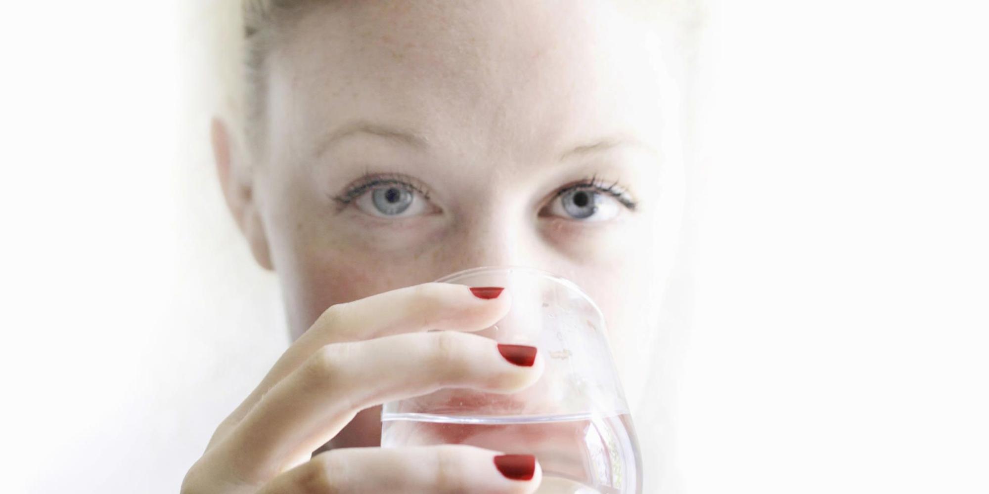 Getty Images Frau trinkt aus Wasserglas