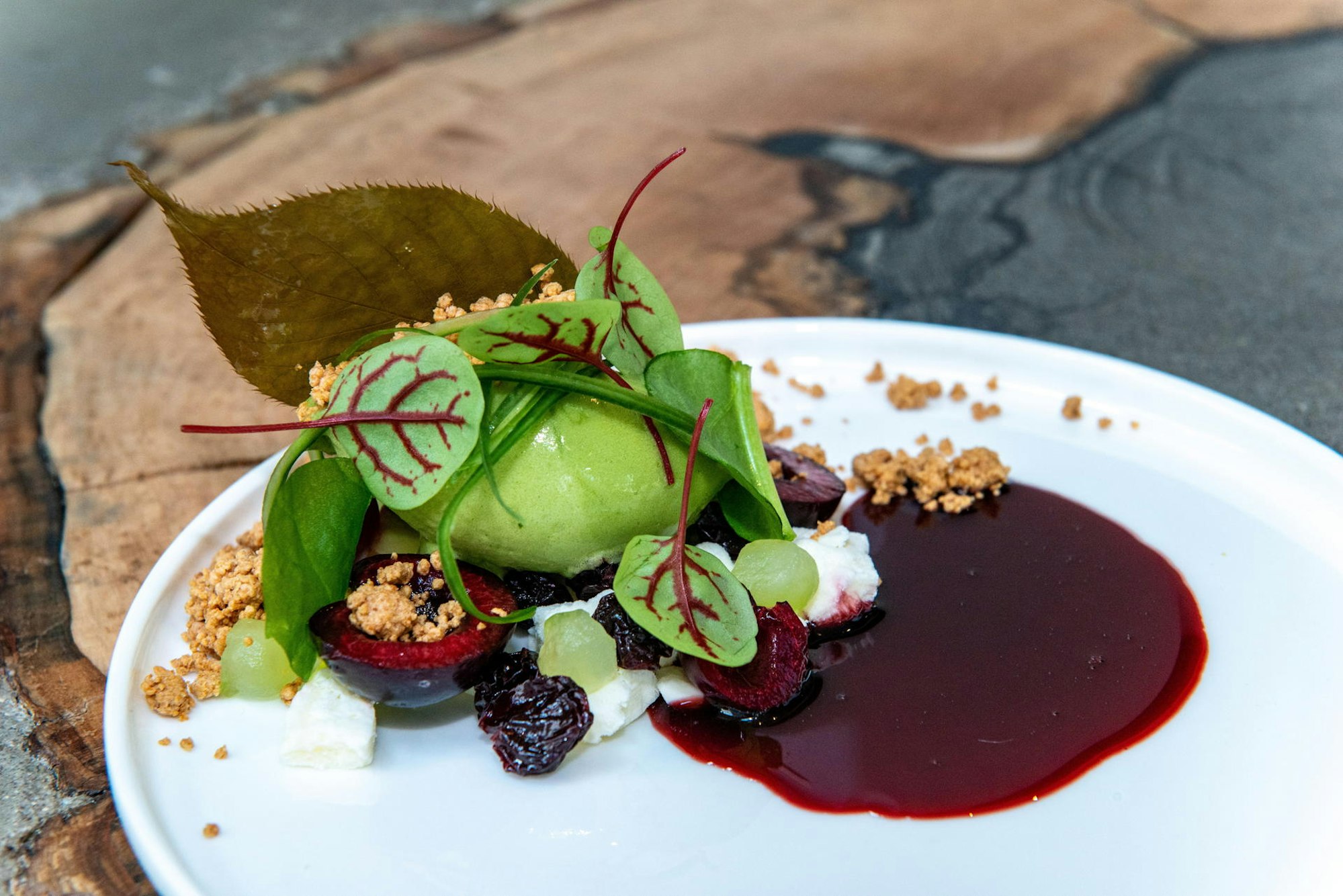 Kirsche mit Gurke und Sauerampfer