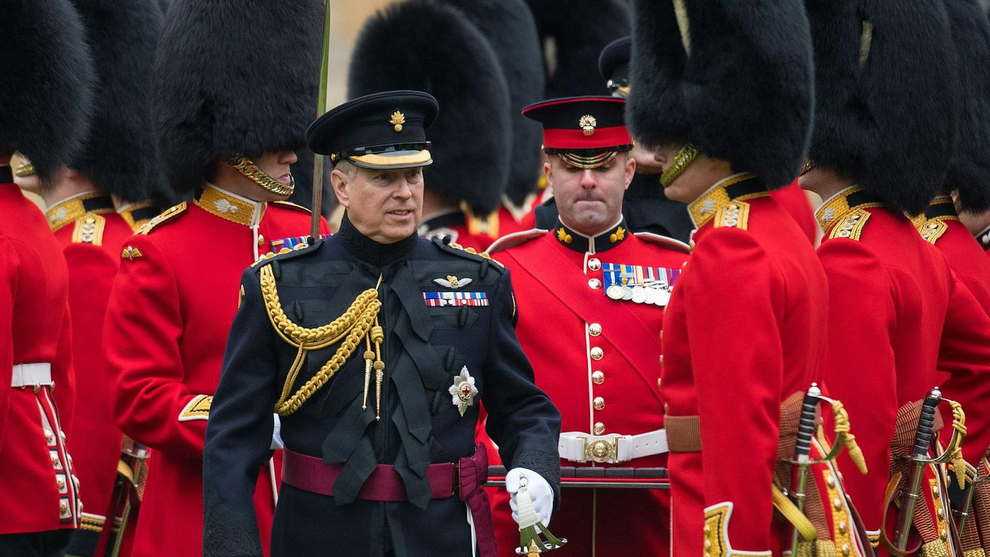 Prinz Andrew in Uniform bei einem royalen Anlass.
