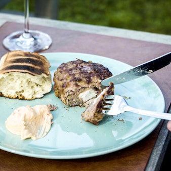 Buch-Grillen-mit-dem-Gasgrill-Rezept-Bifteki-06
