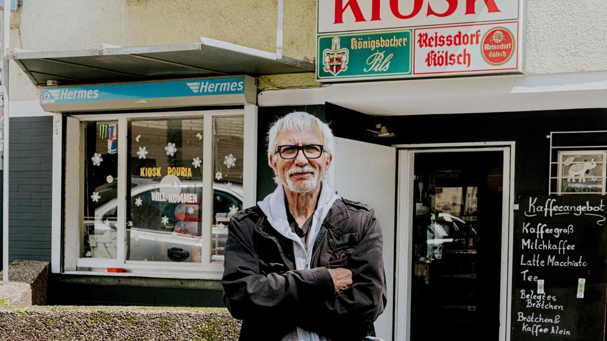 Ralf Richter posiert vor einem Kiosk.