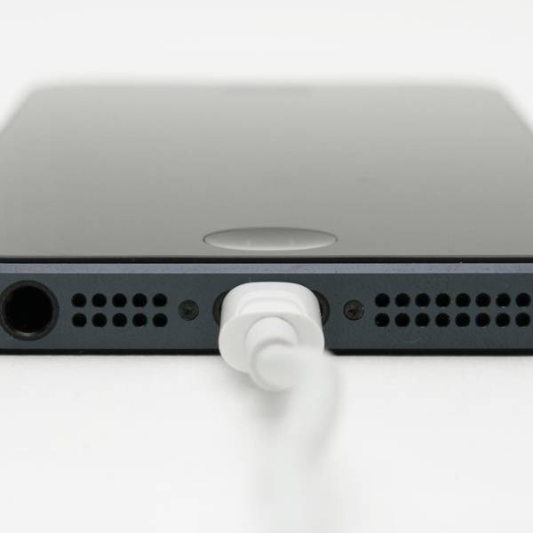 Ein iPhone hängt am Ladegerät