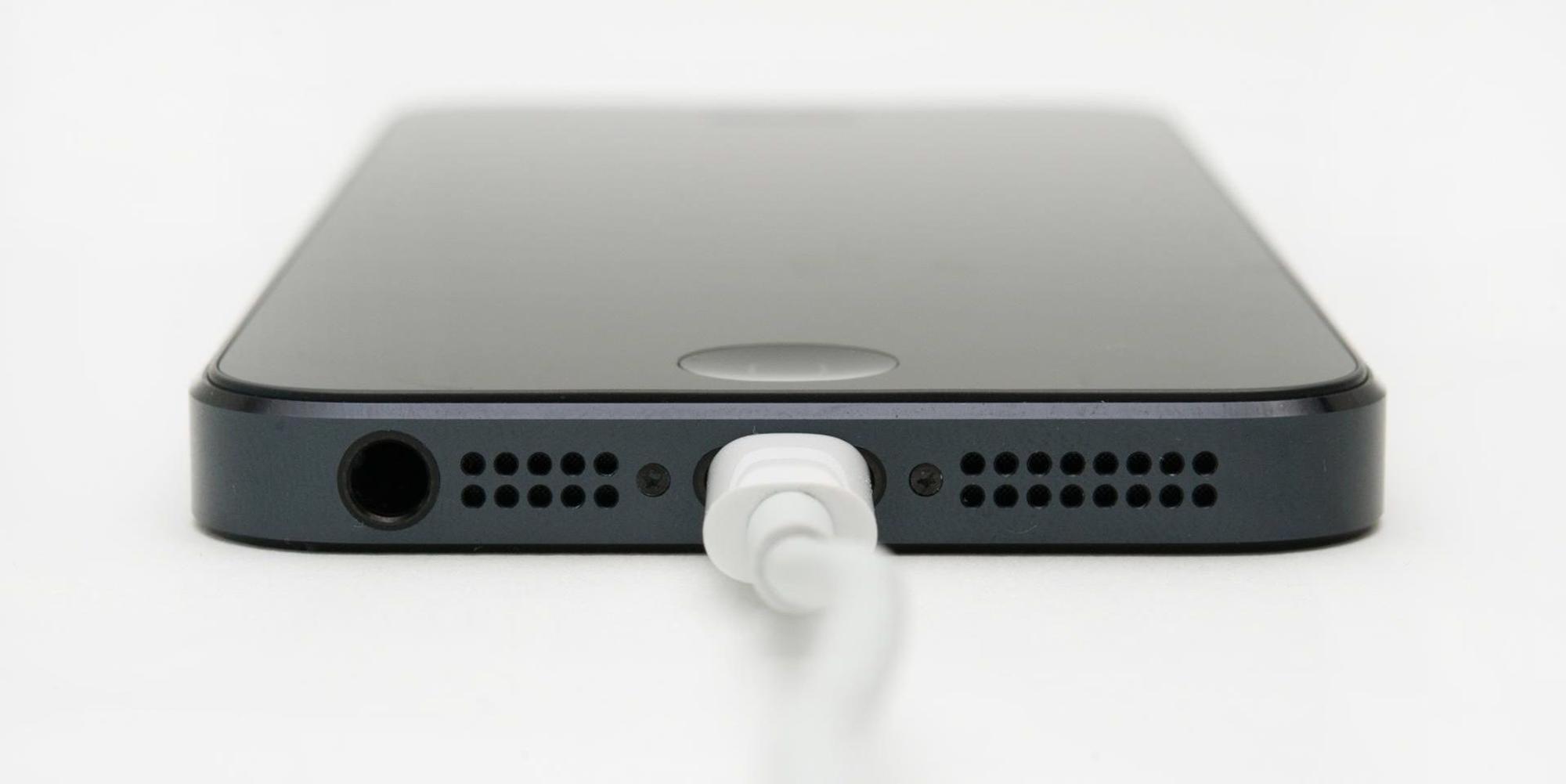 Ein iPhone hängt am Ladegerät