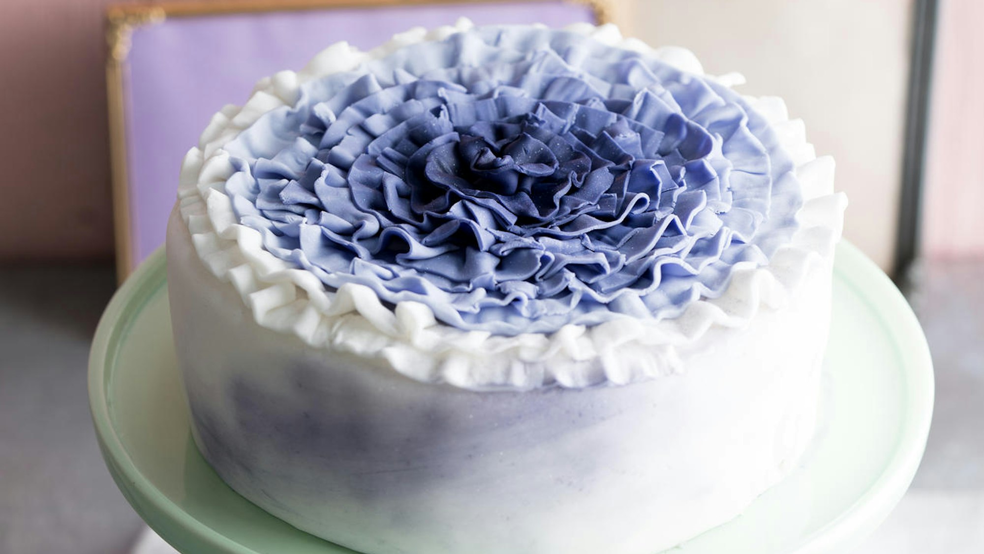 Eine Rüschen-Torte mit hellblauem Fondant verziert