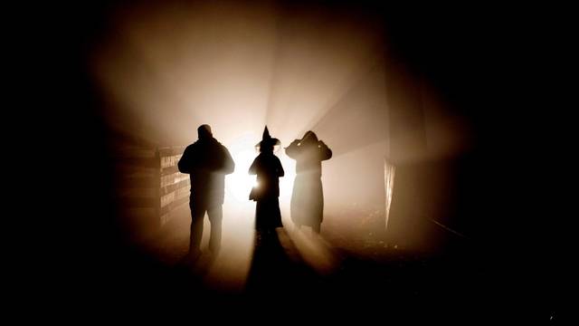 Geister und Hexen feiern auf Burg Satzvey Halloween. (1)