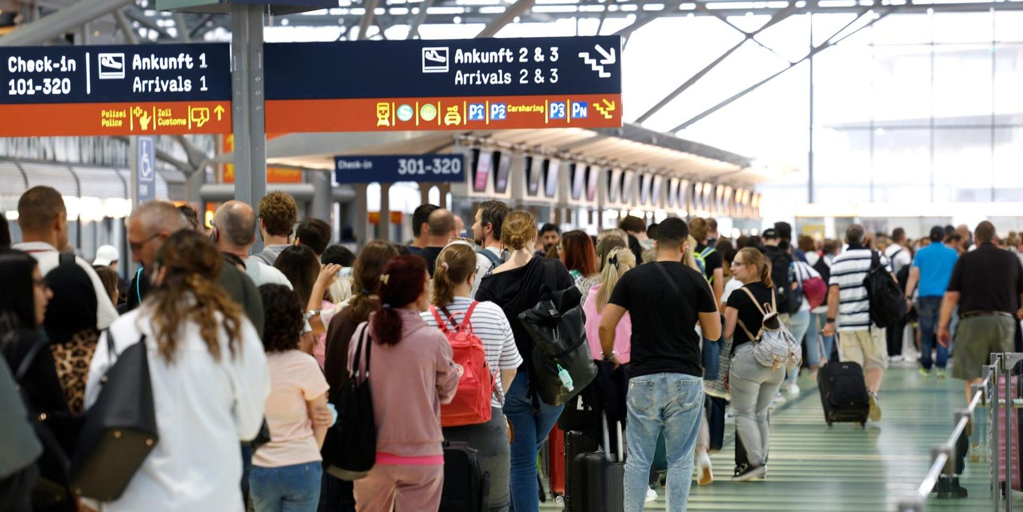 Warteschlange Flughafen KölnBonn