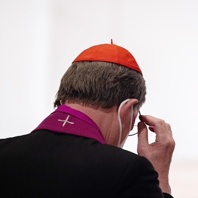 Kardinal Woelki von hinten