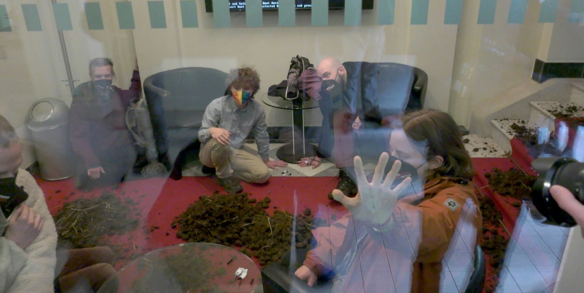 Klimaaktivisten mit Mist 150222