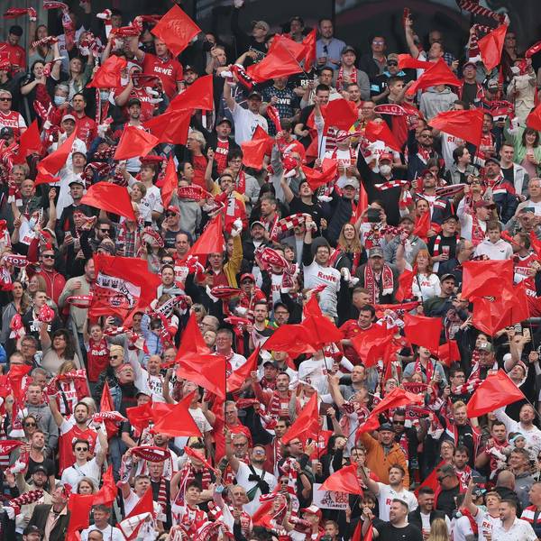 Fans auf der Südtribüne 240422