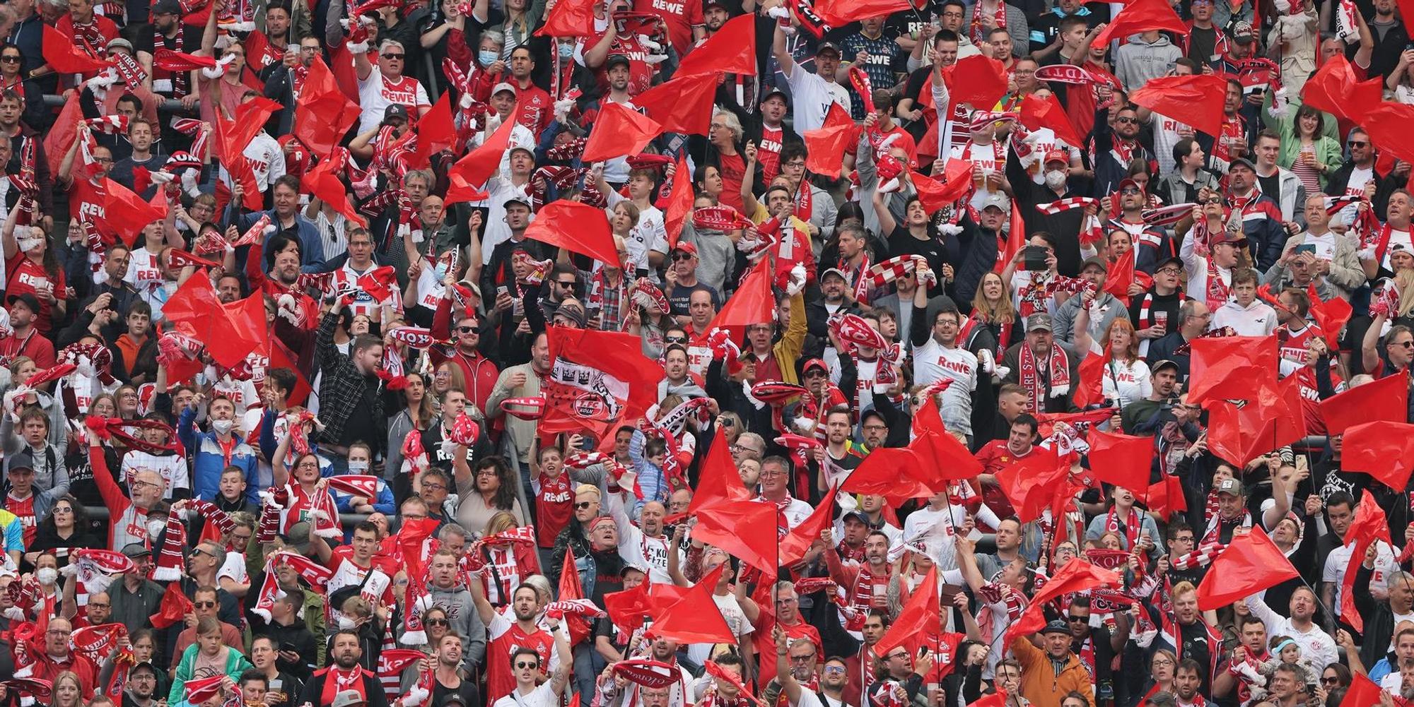 Fans auf der Südtribüne 240422