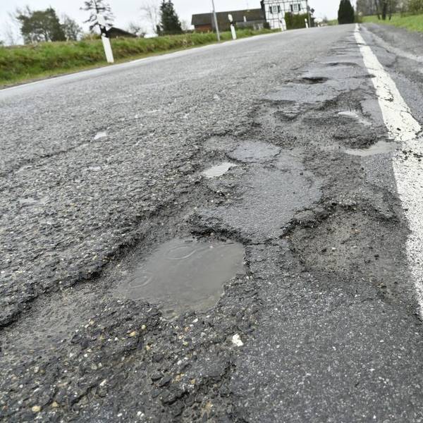 Schon für Autofahrer eine Herausforderung: Entlang der Höhenstraße (K 34) zwischen Overath-Sonne, Eulenthal und Grenze zum Rhein-Sieg-Kreis soll in den kommenden Jahren ein Radweg gebaut werden.