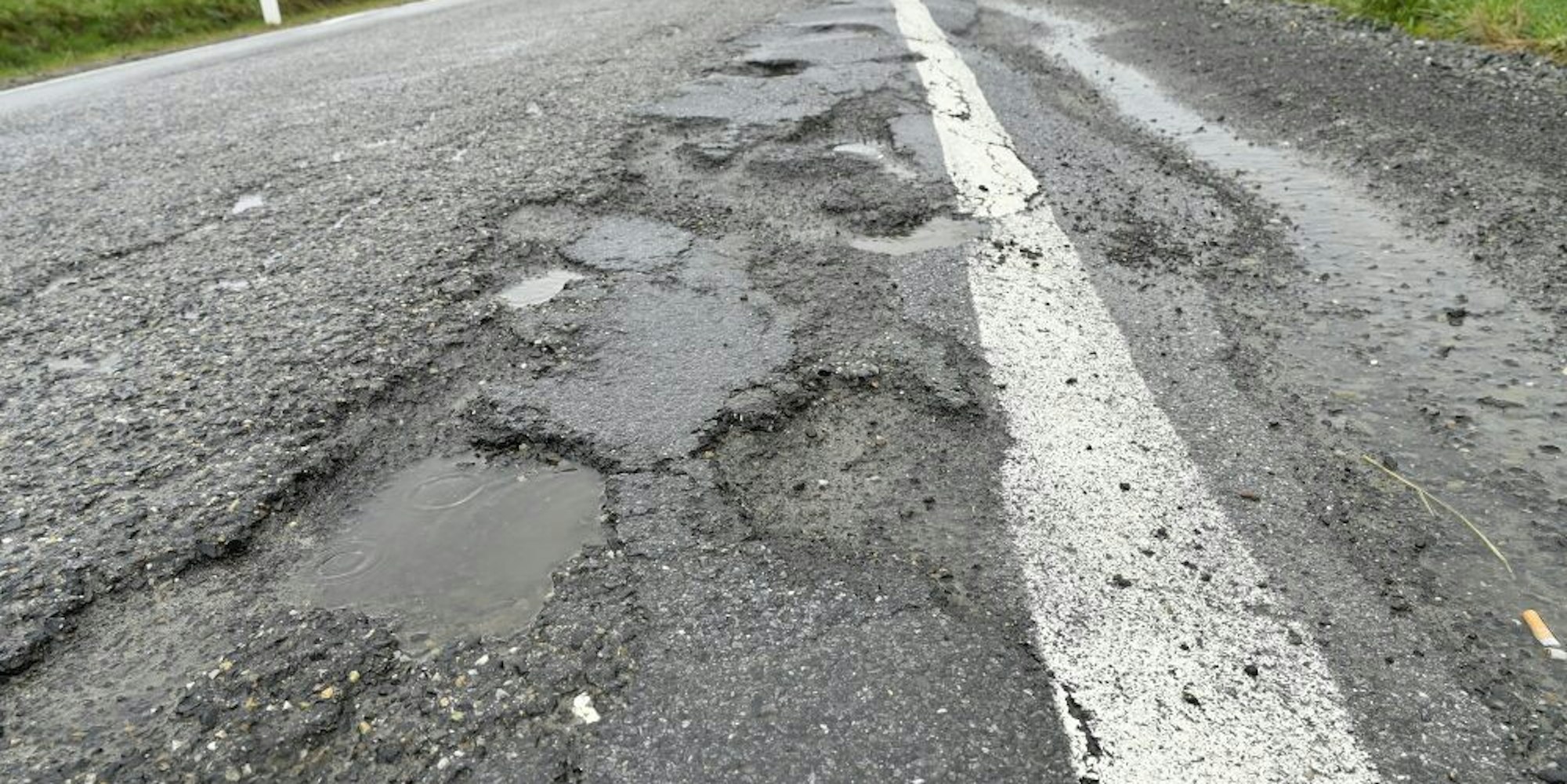 Schon für Autofahrer eine Herausforderung: Entlang der Höhenstraße (K 34) zwischen Overath-Sonne, Eulenthal und Grenze zum Rhein-Sieg-Kreis soll in den kommenden Jahren ein Radweg gebaut werden.