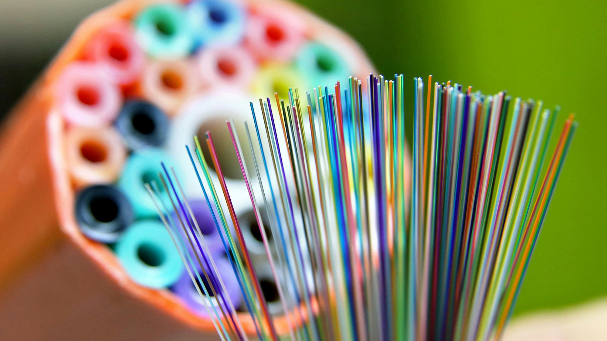 Ein buntes Glasfaserkabel in Nahaufnahme.