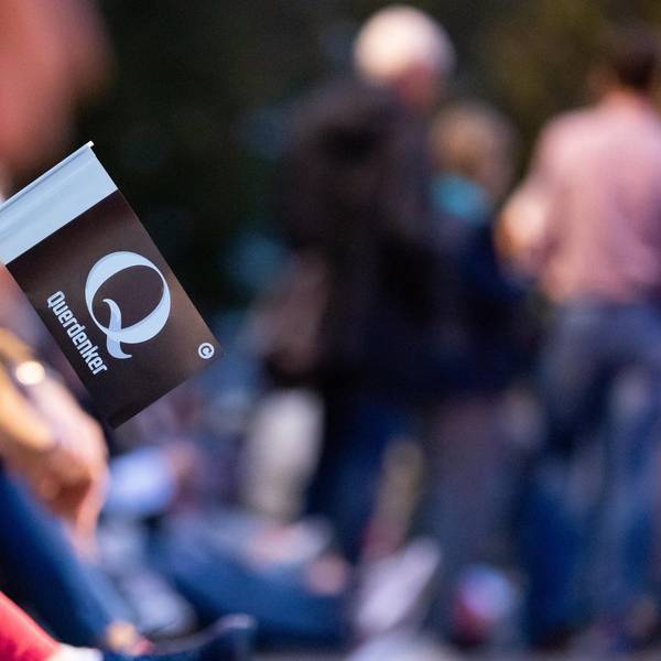 Symbolbild QAnon Querdenker PA 180822
